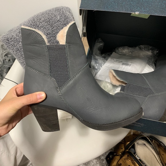 Ugg Australia Wool Lined Chelsea Boot - Picture 3 of 6